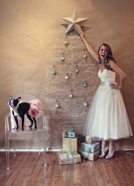 Işıklandırmaları duvarınıza çam şeklinde monteleyin ve yıldızınızı en büyüğünden yapıştırın.