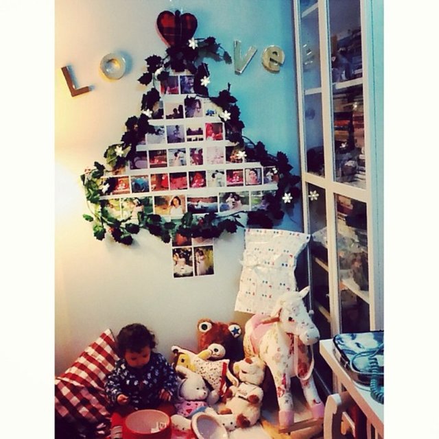 Ailenizle, arkadaşlarınızla çekilen fotoğraflar bu sene sizi yalnız bırakmasın. Hem doğaya destek hemde duygusal bir yaklaşımla yılbaşı ağacınız hazırlanabilir.