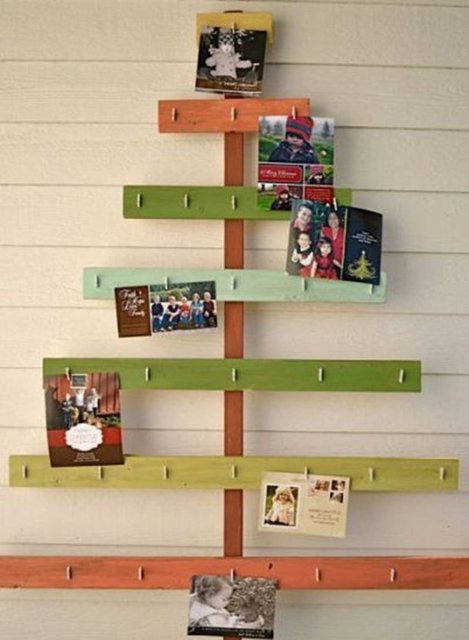 Farklı uzunluktaki çubukları çam ağacı şeklinde çivileyin. Sonra ailenizin, yeni yılda yanınızda görmek istediğiniz kişilerin fotoğraflarını koyun.