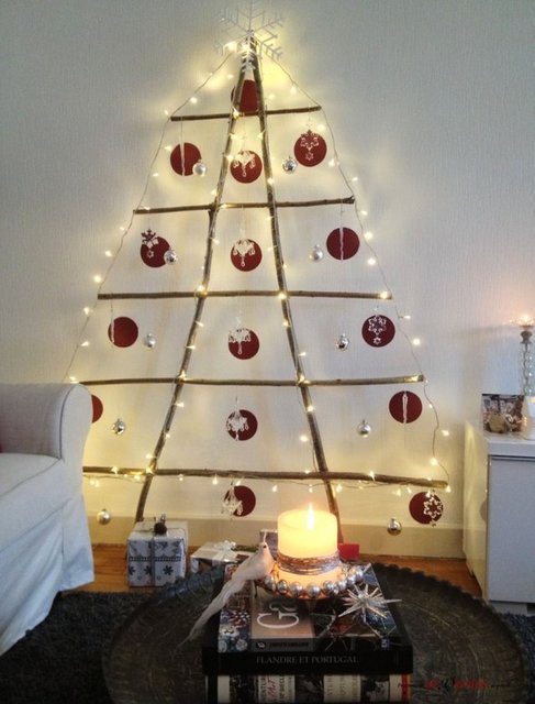 Işıklandırmaların ve çubukların hakim olduğu yılbaşı ağacı