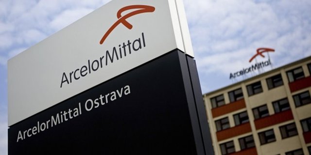 Hindistan'da fakir bir ailenin çocuğu olarak dünyaya gelen Mittal, şimdi dünyanın en büyük çelik şirketi ArcelorMittal'ı yönetiyor.