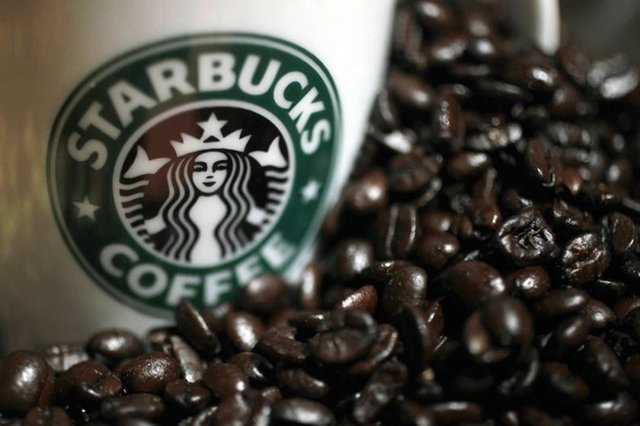 Starbuck CEO'su Schultz, üniversiteyi futbol bursuyla okudu. Önce Xerox'ta çalışan Schultz, daha sonra Starbucks isminde bir kahve dükkanını üzerine aldı.