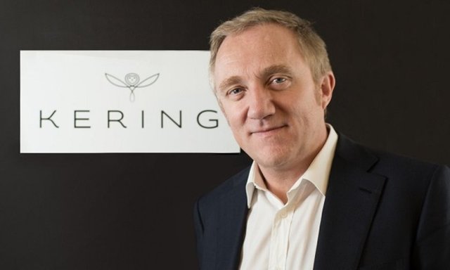 Fakirliğinden dolayı dalga geçildiği için liseyi bırakan Pinault, şimdi Kering ismiyle bilinen moda devi PPR'ın kurucusu. PPR çatısı altında Gucci, Stella McCartney, Alexander McQueen, ve Yves Saint Laurent gibi markalar bulunuyor.