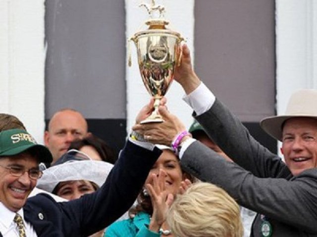 Üniversite parasını hayat sigortası satarak çıkaran Troutt, 1988'de Excel Communications telefon şirketini kurdu. 1996 yılında halka arz edilen şirket, 1998 yılında Teleglobe'a 3.5 milyar dolara devredildi.