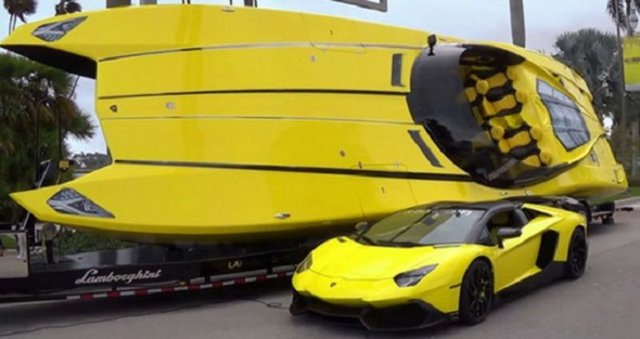Otomobil ve sürat teknesi tutukunu olan Gargiulo, iki tutkusunu birleştirerek 650 bin dolarlık Lamborghini Aventador otomobilinden esinlendi ve saatte 305 kilometre hıza ulaşan Lamborghini Aventador sürat teknesi yaptırdı.