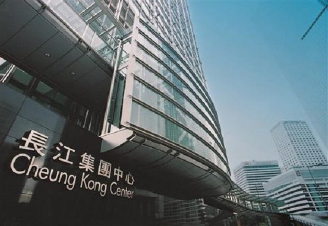 Çin'den Hong Kong'a göç eden ve henüz 15 yaşındayken babasını  kaybettiği için ailesinin geçimini sağlamak durumunda kalan Ka-shing,  1950'de Cheung Kong Industries'i kurdu ve gayrimenkul sektöründe önemli  bir isim haline geldi.