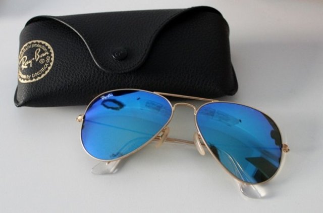 Küçükken geçim sorunları sebebiyle yetimhaneye gönderilen Del Vecchio, daha sonra araba parçaları ve güneş gözlükleri için kalıp yapan bir fabrikada çalıştı. 23 yaşında kendi kalıp fabrikasını kuran Del Vecchio, Ray-Ban ve Oakley gibi markalar için üretim yapıyor.