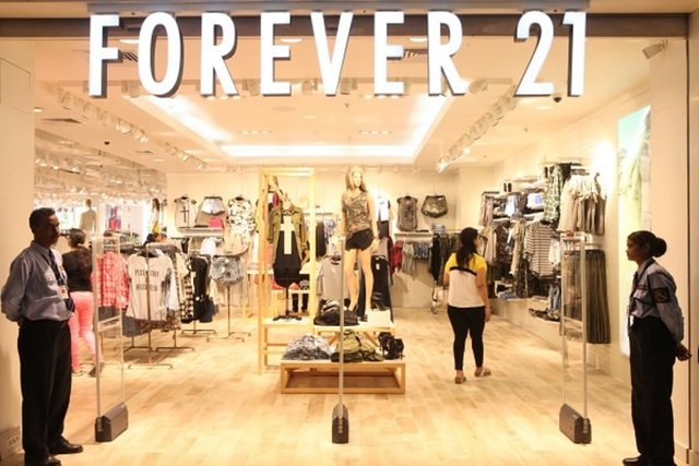 Yılda 3 milyar dolar satış yapan hızlı moda markası Forever 21'ı kurmadan önce Do Won Chang, geçimlerini sağlayabilmek için üç işte birden çalışıyordu.