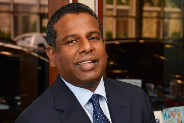 Antoine DominicSri Lanka doğumlu olan Anroine Dominic, Radford Üniversitesi'nden mezun olduktan sonra bir teknoloji şirketinde muhasebeci olarak çalışmaya başladı. Basamaklarını hızla tırmanarak şirketi satın aldı ve CEO'su oldu.