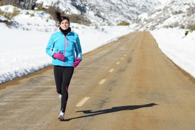 Hareket sizi kurtarır! - Soğuk hava terlememek için özür değildir. Spor merkezinde, evde veya hatta tercihen dışarıda kalbiniz 140'ın üzerinde çarpsın! Sadece kiloyu korumak ve sağlıklı kalmak için değil, günlük hayatın stresinden uzaklaşmak için de spora vakit ayırın.