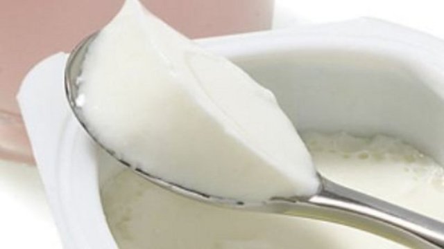Yoğurt suyunun ihtiva ettiği vitamin ve mineraller idrar yolları ve böbreklerin temizliğinde etkin rol oynamaktadır. Böbreklerde kum ya da taş problemi yaşayanlar için her gün yarım çay bardağı yoğurt suyu faydalı olacaktır."