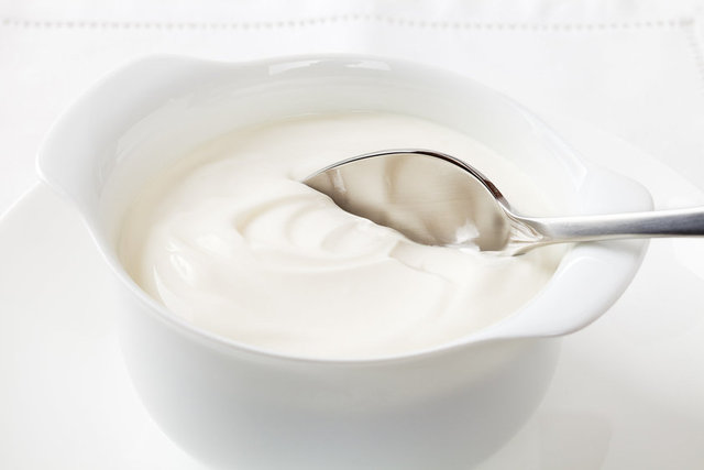 HÜCREYİ YENİLİYOR - Yoğurdun ve suyunun içeriğinde bulunan kalsiyum, protein ve B vitaminleri açlık hissini ortadan kaldırırken, yağ yaktırır. Hücre yenilenmesinde de önemli rol oynar.