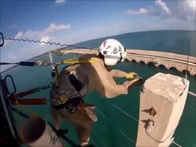 Bu mesleklerin bir kısmı aşina gelse de, elektrik hattı üzerinde gezecek helikopter pilotları için özel bir eğitim programı olduğunu muhtemelen duymamışsınızdır.