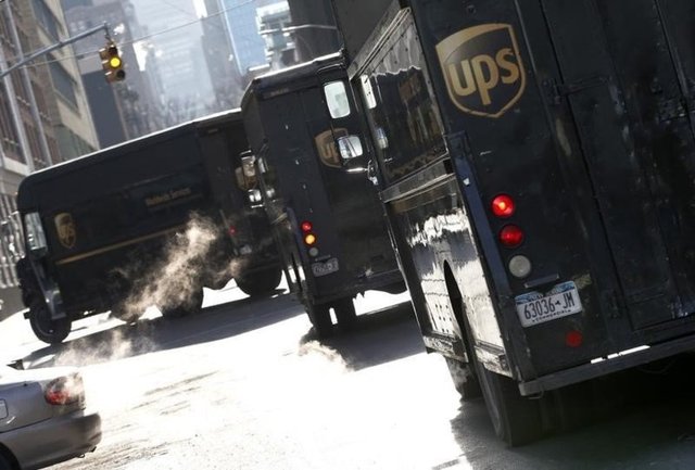 Şirket ilk yıllarında birden çok aracı olduğunu göstermek için çeşitli renklerde araçlar kullanıyordu. 1916 yılından sonra UPS'in reklam ve halkla ilişkilerden sorumlu başkan yardımcısı şirketin kamyonları için o dönemde "lüks" olarak görülen kahverengiyi kullandı.