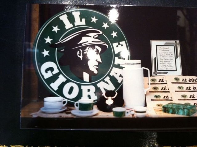 Seattle'da 1971 yılında çay ve kahve satarak kuruldukları yıldan bu yana bir deniz kızı Starbucks'ın yuvarlak logosunda arz-ı endam ediyor. İlk logo değişikliği 1987 yılında Starbucks menüsünde espresso ağırlıklı kahve seçeneklerini ön plana çıkardığında gerçekleşti. Marka yeşile büründü, kahve vurgusu ön plana çıktı ve deniz kızının tüm vücudu siyah bir zemine oturdu. 5 yıl sonra borsaya açılan firma logosunda deniz kızının sadece portresine yer vermeye başladı. 2011'de ise Starbucks'a ilham veren deniz kızı bu kez özgürlüğünü ilan etti. Çevresini saran tüm sınır çizgilerden kurtuldu. Siyah renk ve yazılar kalktı. Starbucks CEO'su Howard Schultz'a göre "Yeşil daha onaylayıcı.."