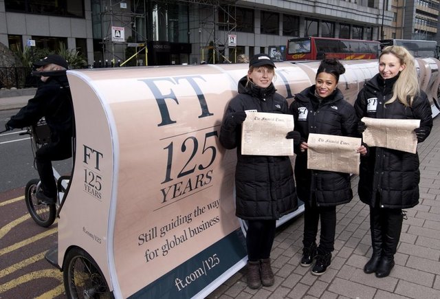 Rakibi olan City of Londra finans haberlerinden ayırt edilmek için 1893 yılında somon pembesi renginde alt  boyama yapmaya başlar.