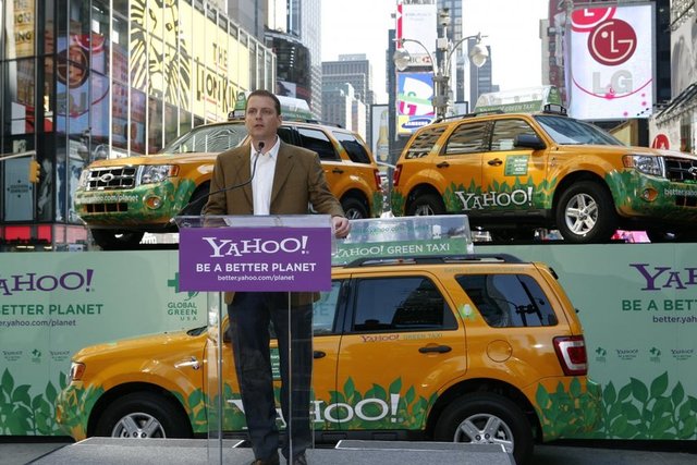 Yahoo kurucularından David Filo 1995 yılında perişan durumdaki ofis duvarlarını boyamak için alışverişe gittiğinde bir mağazada yarı fiyatına satılan boyaları görür. Gri diye aldığı boyanın  sert floresan ışığı altında mor göründüğünü düşünür ama gerçekte renk mordur.