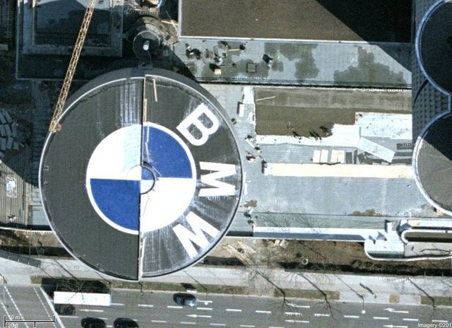 BMW ilk olarak uçak motoru üretimi yapan bir firmaydı. Yaygın söylentiye göre bu yüzden parçalı amblemin mavi kısmı gökyüzünü beyaz kısmı da uçak pervanesini temsil etmektedir.  Başka bir iddia ise amblemdeki mavi beyaz renklerin Bavyera eyaletinin renklerinden geldiğidir.