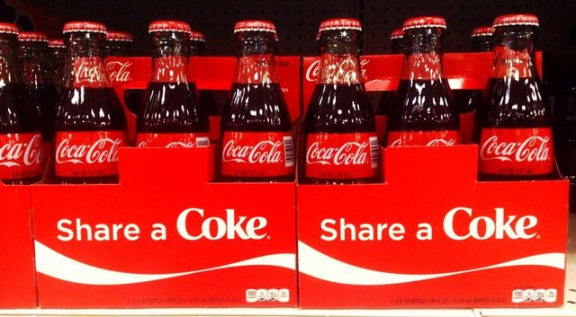 Coca-Cola'nın tarihi 1890'lara dayanıyor. Bu dönemde Coca-Cola logosunun ilk kez renkli kullanımına da geçildi. Bunun nedeni ise taşıma esnasında vergi ajanlarının ürünü alkolden kolayca ayırmasını sağlamak.  Şirket 1924 yılında ilk dergisine de "Kırmızı Barrel" adını verdi. İnsanoğlu'nun aya çıktığı yıl olan 1969'da Coca-Cola'da logosuna ünlü beyaz şeridi ekledi.