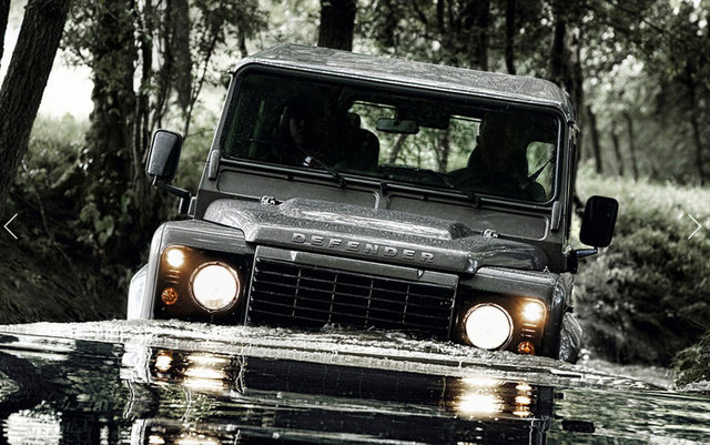 Rengin hikayesi yarış yıılarına dayanıyor. İtalyanlar kırmızıyı seçtiklerinde İngilizler yeşil arabaları tercih etmiş. Ama gerçekte Land Rover markası yarışlarda hiç olmamış. Şirketin sözcülerinden biri yazı rengi olarak kırmızı ve zeminde açık yeşilin kullanıldığı logonun zamanla sarı, sonra koyu yeşil ve açık yeşil olduğunu söyledi.