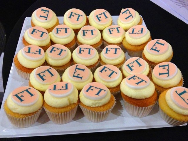 Financial Times gazetesi ve web sitesi neden somon pembesi renklendirme yapar?