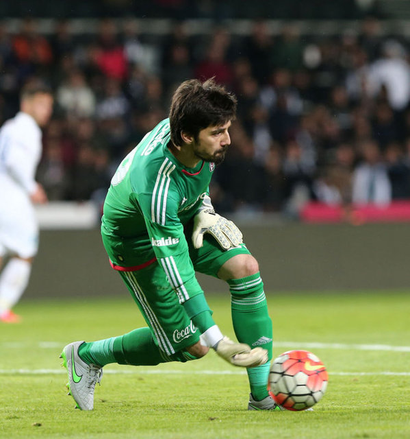 - Tolga Zengin neden öne adım atmıyorsun. Önde olsan hamle bile yapmana gerek kalmayacak, çarpıp çıkacak zaten. Galatasaraylı olarak üzüldüm