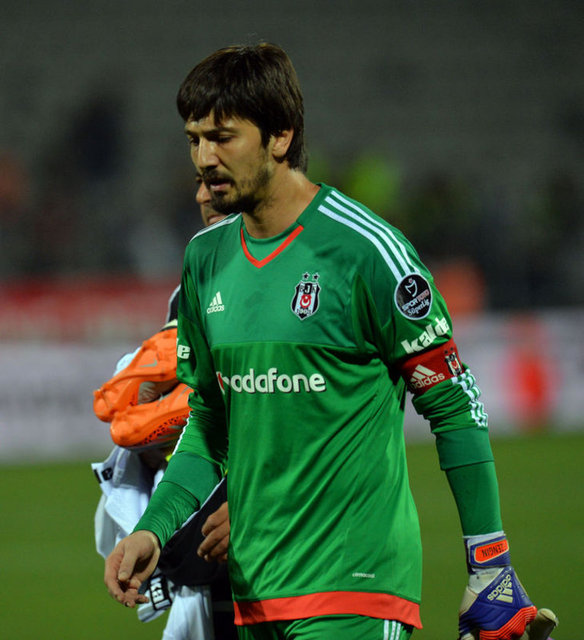 - Telafisi olmayan hataların affı da olmamalı.. Toleransı yok bu işin. Eğer adamsan kalan alacaklarını sil ve ayrıl takımdan