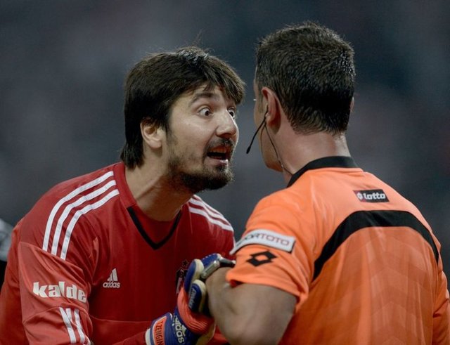 - Bir kampanya başlatalım herkes üç-beş atsa iyi bir kaleci alırız