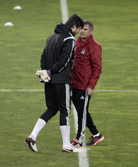 Beşiktaş'ın Sporting'e 3-1 yenilip, Avrupa'ya veda etmesinden sonra taraftarların Tolga Zengin'e tepkisi şöyle: