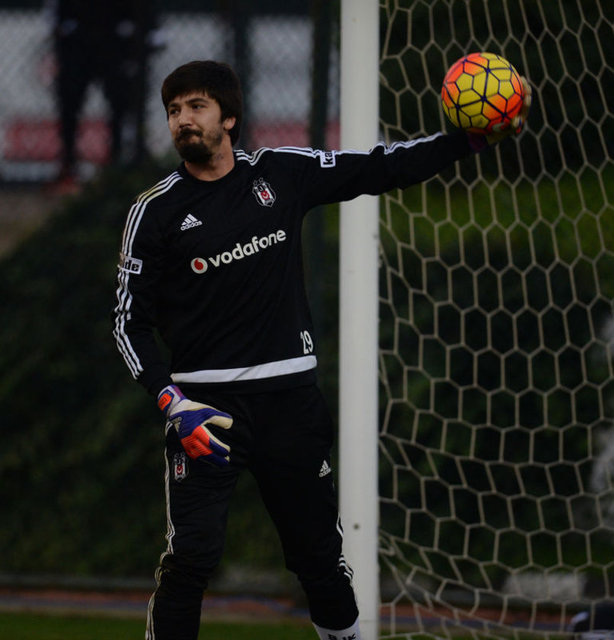 - Senin yerin yedek kulübesi Tolga Zengin