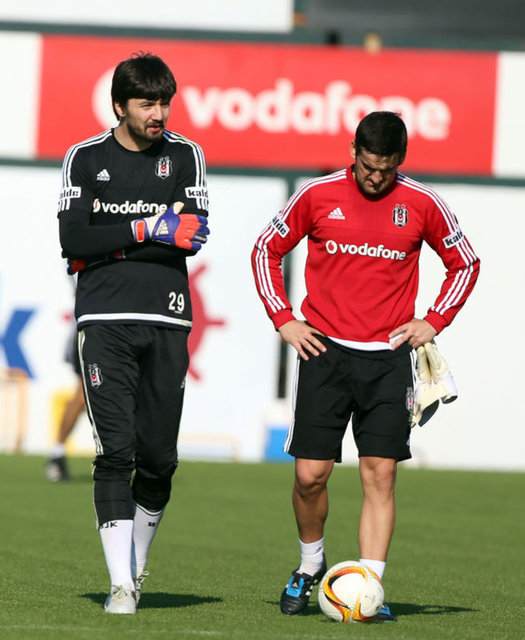 - Jose Sosa, Mario Gomez klas goller attıkça Tolga Zengin rakibe ayıp olmasın diye saçmasapan gol yiyor.