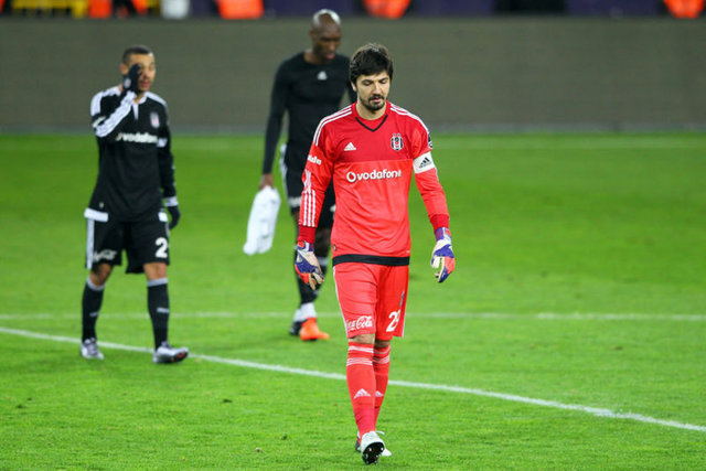 Son 32 takım arasına kalmak adına Sporting deplasmanına çıkan siyah-beyazlılar, Gomez'in golüyle 1-0 öne geçti. Ancak 9 dakika sonra Tolga'nın Slimani'nin golünde açılıp, alanı daraltmaması taraftarları çıldırttı! İlk golün ardından 11 dakikada içerisinde yenilen 2 gol, Beşiktaş'ı yerle bir etti!