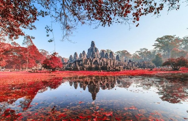 Kamboçya yükselişteBin yıllık Angkor tapınağı, yeşil doğası, şirin kasabaları ve muhteşem günbatımı manzarası ile Kamboçya, Türklerin en çok tercih ettiği ülkeler arasında yer alıyor. Pasaportu olan Türk vatandaşları 30 güne kadar sürecek olan turistik amaçlı seyahatleri için Kamboçya'nın ülkemizdeki Fahri Konsolosluğu'nun yanı sıra sınır kapılarında da vize alabiliyor. Uçak bilet fiyatları ise...