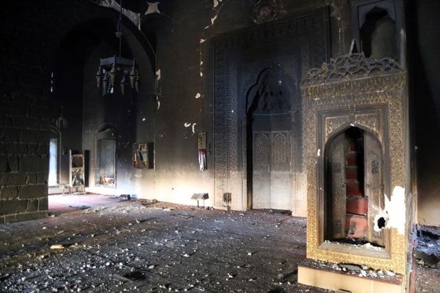 ESNAF KAN AĞLIYOR -   - Sokağa çıkma yasağının kalkması ile beraber iş yerlerine gelen dükkan sahipleri, kepenklerini açmayarak beklemeyi tercih etti. -  