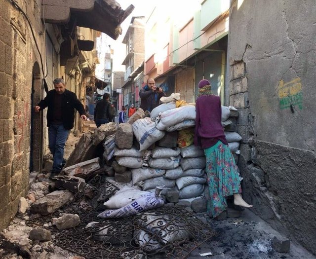 Diyarbakır'ın Sur'da yaşanan çatışmalar sonrası sokağa çıkma yasağının kaldırılmasından sonra ilçe savaş alanına döndü. 