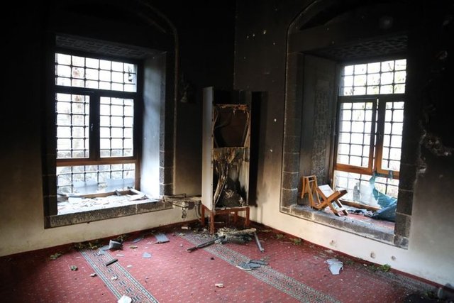 Vatandaşlar kontrol noktalarından aranarak geçerken, polis helikopteri de bölgeyi gözlemeye devam ediyor. -  