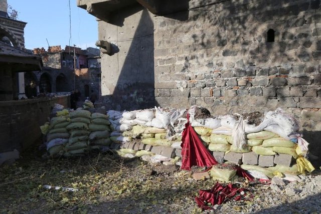 Diyarbakır'ın Sur ilçesinde 2 Aralık'ta başlayan sokağa çıkma yasağı, dün akşam saat 23.00'te sona erdi. Sokağa çıkma yasağının kaldırılmasının ardından vatandaşlar evlerine giderek acil ihtiyaçlarını alıp tekrar ilçeyi terk etti.  -  
