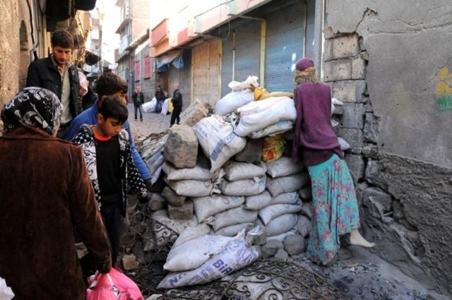 Teröristler tarafından dar sokakların arasına koyulan barikatlar ve ilçedeki tahribat vatandaşların evlerini terk etmesine neden oldu. 