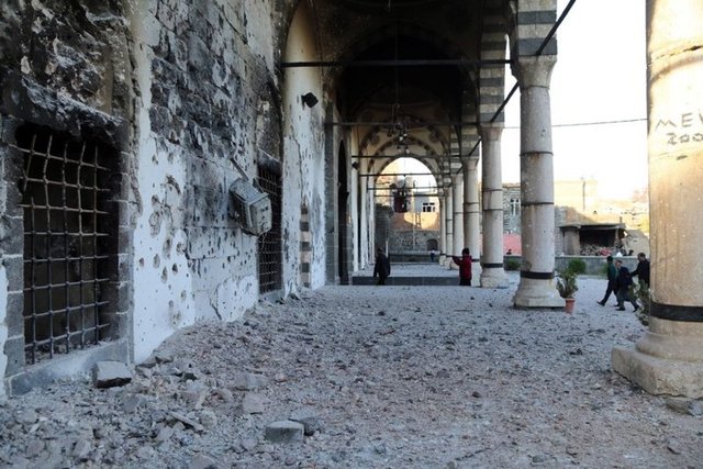 VATANDAŞLAR KONTROL NOKTALARINDA ARANARAK İÇERİ GİRİYOR -   - Sur'da 9. günün ardından sokağa çıkma yasağı kalkarken, güvenlik güçlerinin bariyer ve mevzileri kaldırmadığı görüldü.  -  