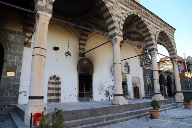 Çatışmanın ortasında kalıp yasak boyunca evden çıkamayan vatandaşlar da yasağın kalkması ile beraber aileleri ve eşyalarını da alarak ilçeden ayrıldı. -  