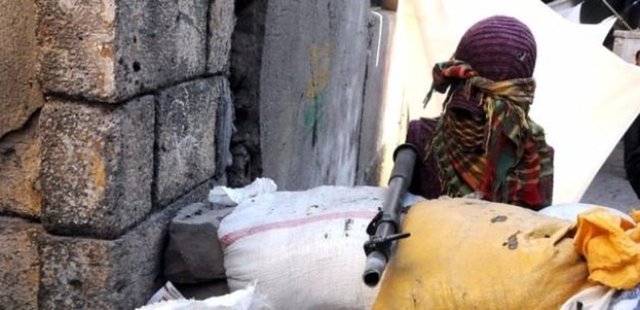 İlçede çatışma sonrası en dikkat çeken karelerden biri de teröristlerin barikatların arkasına bir silahla bırakılan cansız manken oldu.