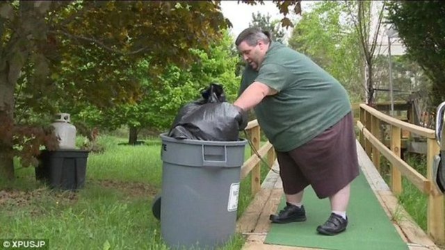 Bir televizyon programında testis torbası 54 kilo olan Wesley Warren'in hayatını izlediğinde, aynı şikayetlere sahip olduğunu,