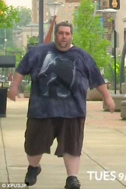 Maurer, "Günde 3 kilometre yüzüyordum. 22 kilo verdim ama testislerim büyümeye devam ediyordu" dedi.  Yürümekte ve kişisel bakımında zorluklar yaşadığını ifade eden Maurer, "Hastalığım yüzünden karımla karı-koca ilişkim kalmamıştı" dedi.