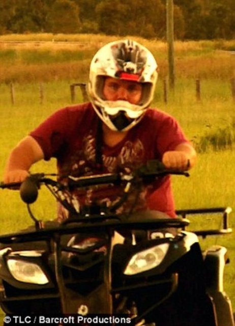 Fakat aile henüz seyahat ve tedavi için 100 bin dolara ulaşamadı. Tanya Bowd, böyle devam ederse Tyrone'nin testis torbasının bu şekilde büyümeye devam edeceğini söyledi. Tyrone'nin testis torbası şu an dizlerinin aşağısına kadar ulaştı.