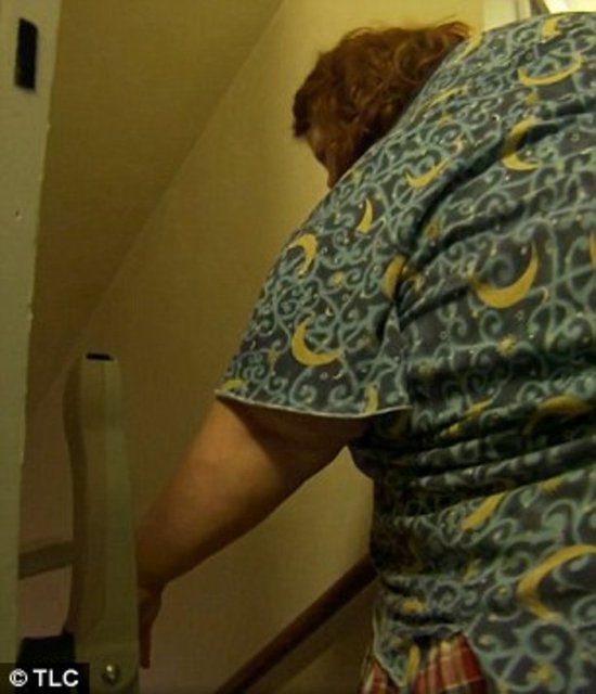 Annem ve babam yemek pişiriyor ve ben ne zaman istersem hemen getiriyorlar. Kahvaltıya inmeden önce ailem mutlaka tabak yapıp bana getiriyor. Gün başlar başlamaz yemek yemek için sabırsızlanıyorum" diyor. - Nikki'nin babası bir merdiven asansörü yardımıyla her sabah üç şekerli çöreğin bulunduğu bir tabağı Nikki'ye gönderiyor.