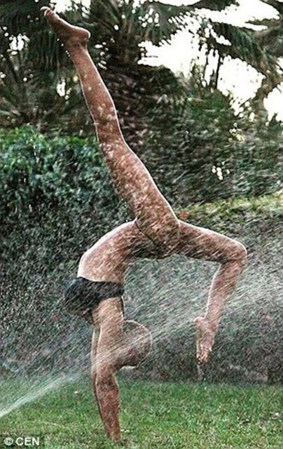 İç çamaşırlarıyla yoga yaparken çektirdiği fotoğrafları paylaşan genç kadın, vücudunu sevdiğini söylüyor.