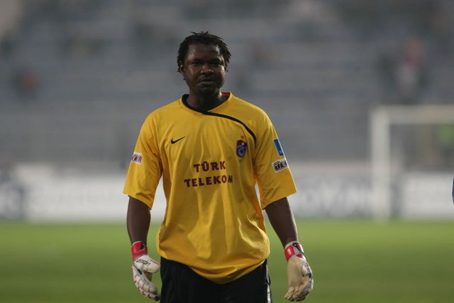 TONY SYLVA - Senegalli kaleci Şenol Güneş'in aklına 2002 Dünya Kupası'nda mı kazandı bilinmez ama çok kötü goller yemesine rağmen 1 sezon banko oynamıştır. Ta ki bir sonraki sezonun Kasımpaşa maçına kadar. Beşiktaş ve bu maçta toplam 5 gol yiyen Sylva başkan Sadri Şener'in tabiriyle "kaleye gelen topların % 90'ının içeri aldığı" gerekçesiyle kadro dışı kaldı.