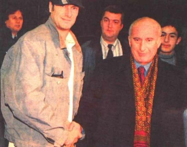 PIERRE ESSER - CENGİZ DÜLGEROĞLU - İsmi konusunda hâlâ şüpheler var. Volkan Kilimci - ki o da az buz hikâye değildir - askere gidince apar topar alındı. Galatasaray'da dönemin bıçkın yöneticisi İrfan Kurtoğlu bonservisine 500 bin mark ödendiğini açıkladı. "Uzun yıllar faydalanacağımızı umuyoruz." dedi. 2 gün sonra Vanspor maçına çıktı.  Galatasaray'ın eski oyuncusu Yusuf Tepekule'nin ortasını içeri alınca Pierre mi Cengiz mi bilinmezliği son buldu. Bir daha haber alınamadı.