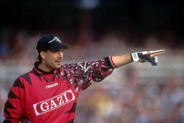 RAIMOND AUMANN - Bayern Münih efsanelerindendi, ve şampiyonluk yaşadıktan hemen sonra yerini Oliver Kahn'a bırakarak Beşiktaş'a geldi. Gündüz maçları hâlâ oynanıyordu. Bıyıklı kaleci biliyorduk ama şapkalısı hayatımıza girmemişti. Tanıştık, ilk sezon Daum ile şampiyon oldular. Ertesi sezon Aumann gölgeleri yakalar oldu. Rosenborg maçında Hoftun ve Brattbakk isimlerini öğrendik. 30 metreden yediği gol ve kara vicdanlı Sars defterini dürdü. Daum onu hâlâ oynatırken sezon ortasında futbolu bırakıp ülkesine döndü.