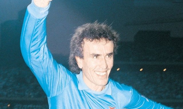 ZORAN SIMOVIC - Türkiye kariyeri değil, Yugoslavya kariyeri sayesinde bu listeye giriyor. At kafa, gerçek bir Galatasaray efsanesiydi ama 1984 Avrupa Şampiyonası'nda Fransa'dan yediği gollerden sonra takipte olan Avrupa kulüpleri onu Galatasaray'a bıraktı. Derwall ile birlikte sadece kendi kaderini değil, Türk futbolununkini de değiştirdi.